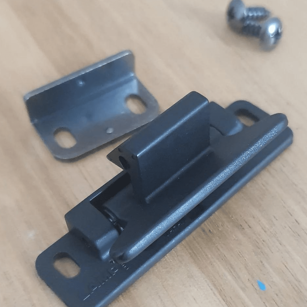 Overhead-cupboard-lever-latch-Black.png